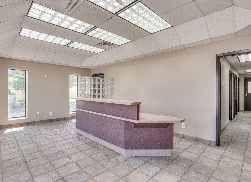 More Photos Of 926 W Division St, Arlington Flex For Sale
