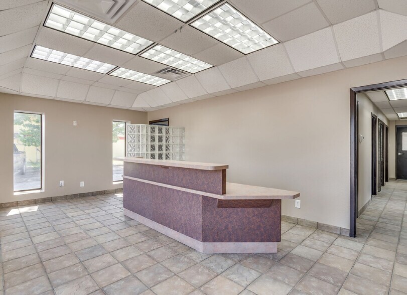 More Photos Of 926 W Division St, Arlington Flex For Lease