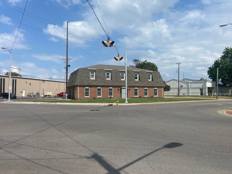 More Photos Of 600 SE 8th St, Evansville Office For Sale