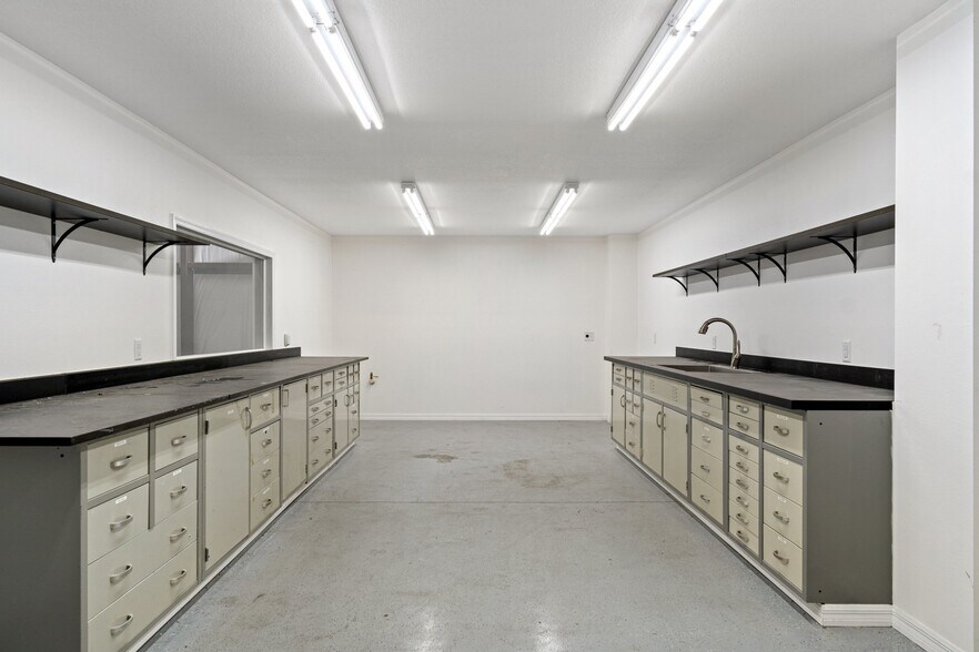 More Photos Of 1174 Plaza Pl, Inverness Industrial For Lease