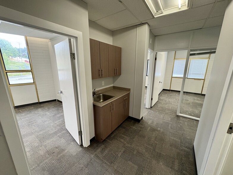 More Photos Of 204-218 Blue Mountain St, Coquitlam Office For Lease