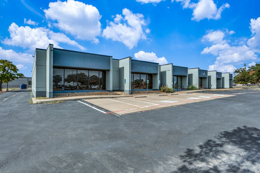 More Photos Of 1910 Pendleton Dr, Garland Flex For Lease