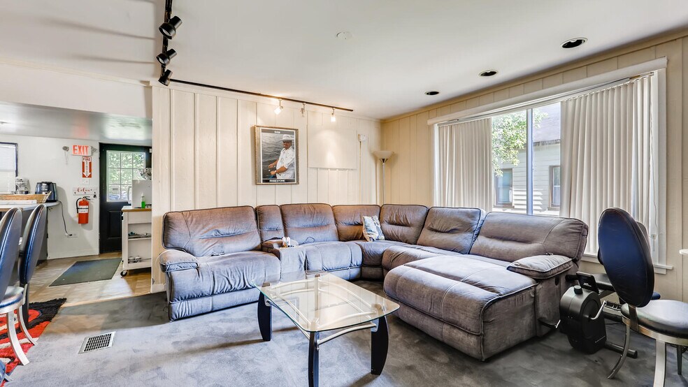 More Photos Of 231 N Milwaukee Ave, Wheeling Freestanding For Sale