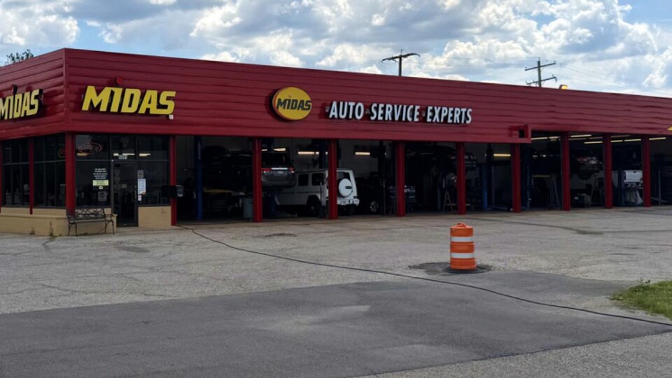 Primary Photo Of 5891 Westerville Rd, Westerville Auto Repair For Sale