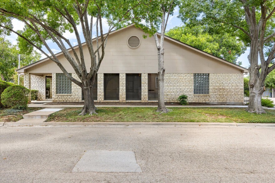 More Photos Of 310 W Bluff St, Granbury Office For Sale