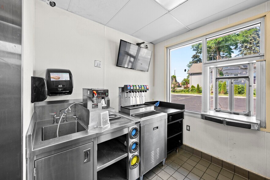More Photos Of 32704 Grand River Ave, Farmington Restaurant For Sale