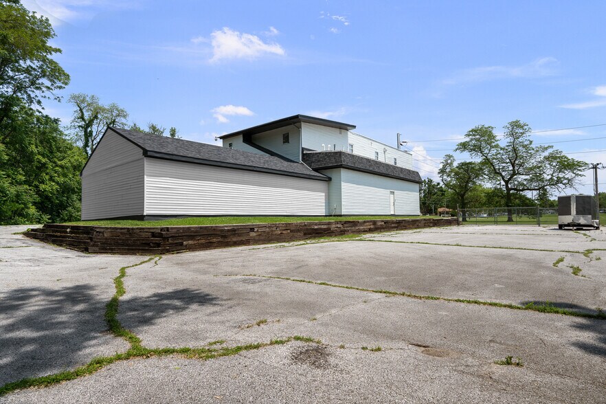 More Photos Of 2400 24th St, Rock Island Office Residential For Lease