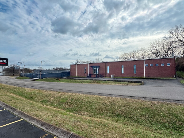 More Photos Of 1933 Elm Tree Dr, Nashville Service For Lease