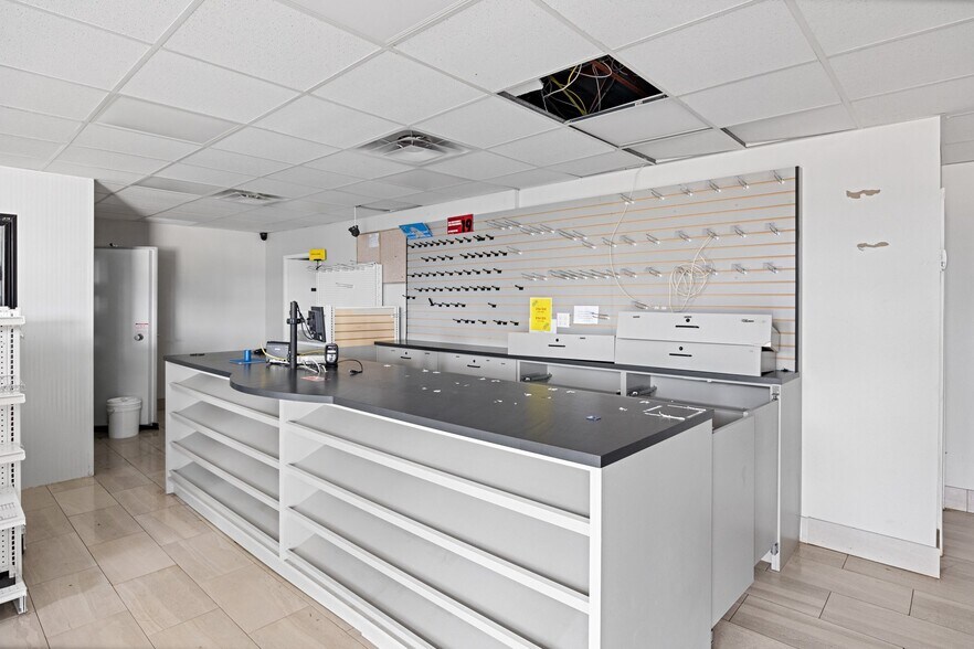 More Photos Of 33 Oak St E, Leamington Convenience Store For Sale