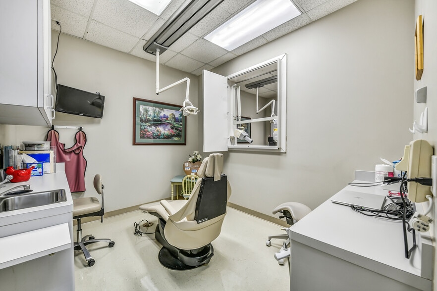 More Photos Of 2401 Parkwood Ave, Friendswood Office For Sale