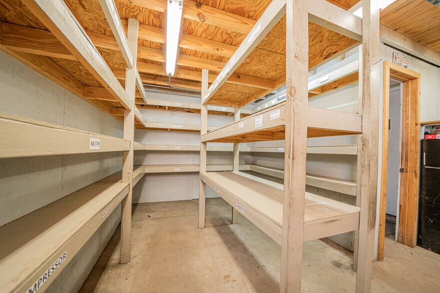 More Photos Of 118 Industrial Blvd, Kilgore Flex For Lease