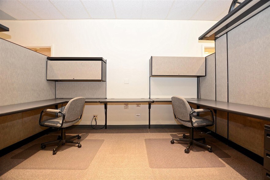 More Photos Of 512 Higgins Rd, Park Ridge Office For Lease