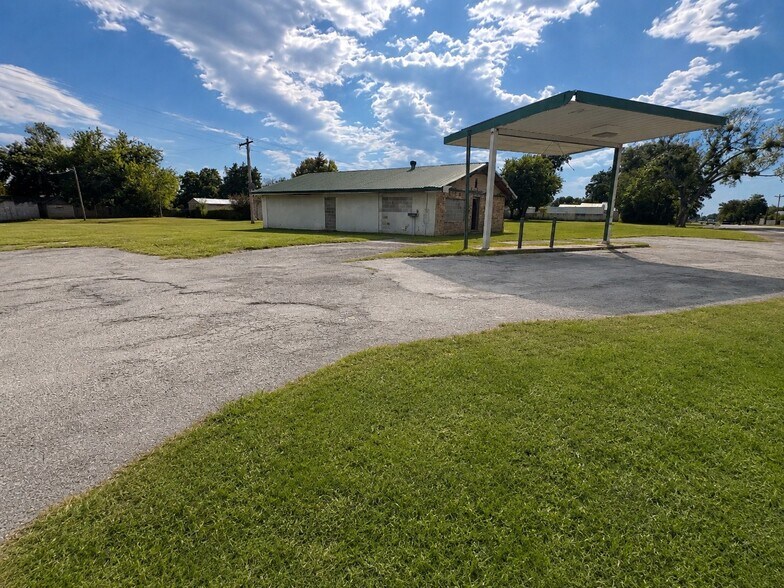 More Photos Of 21457 Highway 32, Lebanon Service Station For Sale