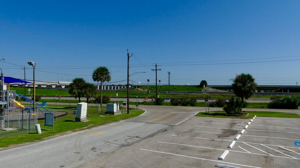 More Photos Of 926 Bonita St, Bayou Vista Office For Sale