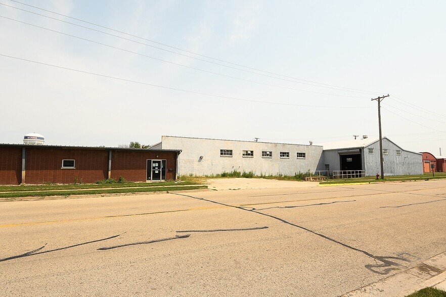 More Photos Of 922 Armstrong St, Morris Distribution For Lease