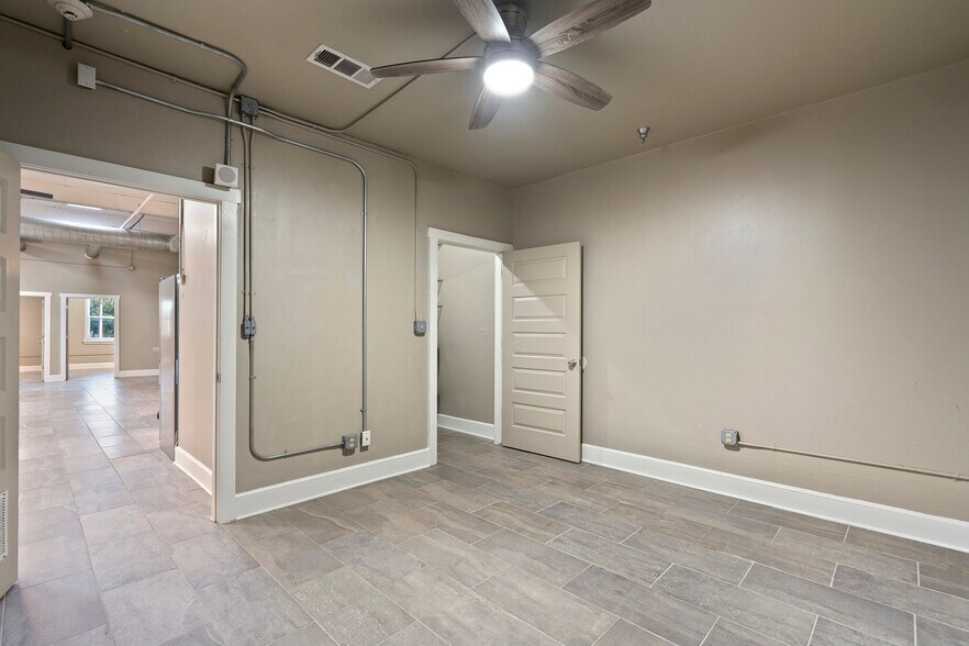 More Photos Of 3363 E Commerce St, San Antonio Unknown For Lease