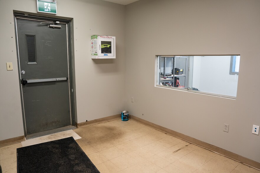 More Photos Of 200 Eastport Blvd, Hamilton Warehouse For Lease