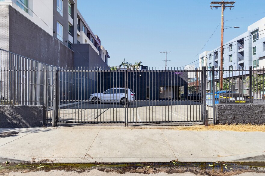 More Photos Of 11105 Weddington St, North Hollywood Service For Lease