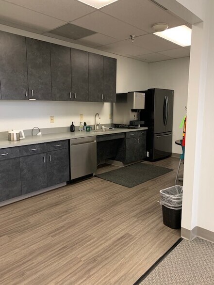 More Photos Of 4001 Airport Fwy, Bedford Office For Lease