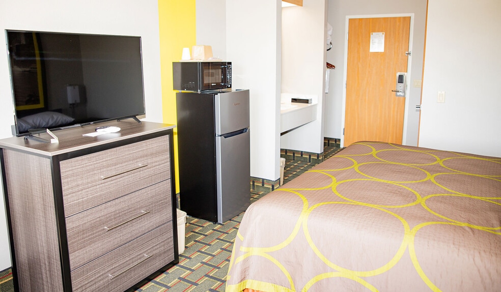 More Photos Of 937 Enterprise Ln, Mount Carmel Hotel For Sale