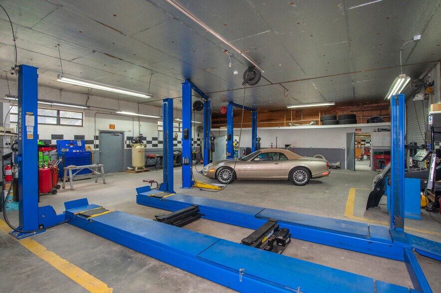 More Photos Of 982 E Hartshorn Ln, Holder Auto Repair For Sale