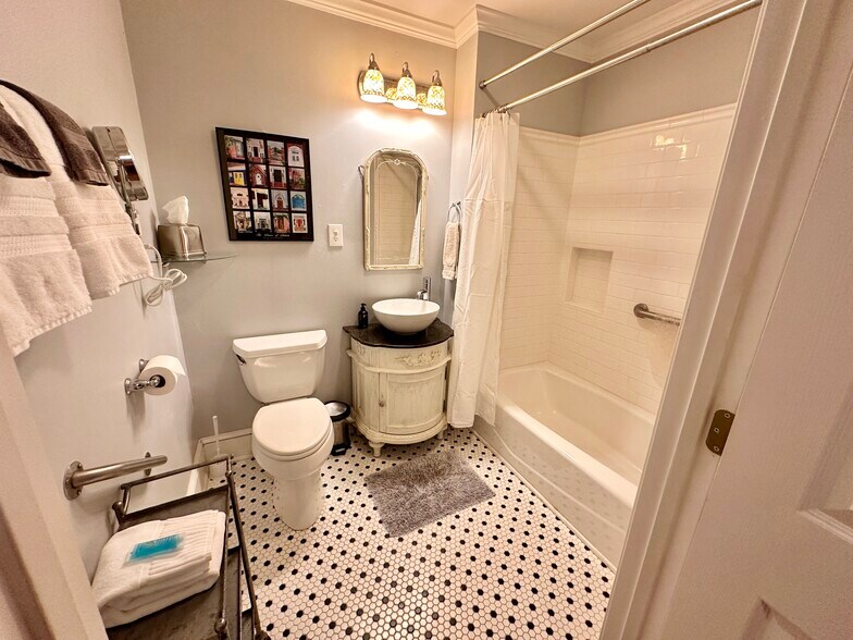 More Photos Of 615 College St, Clinton Hotel For Sale