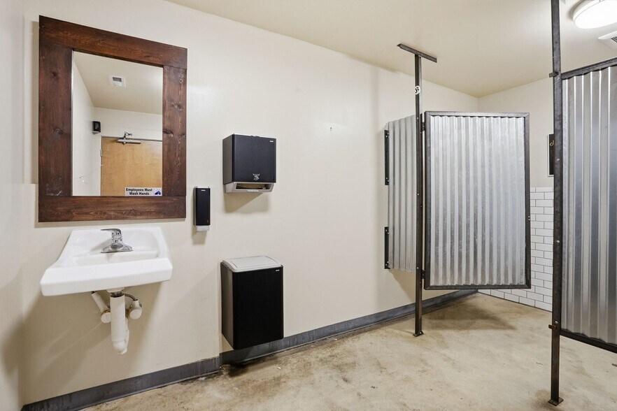 More Photos Of 4110 S Bowdish Rd, Spokane Light Distribution For Sale