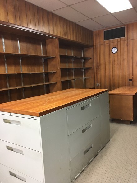 More Photos Of 205 E Chicago St, Elgin Flex For Lease