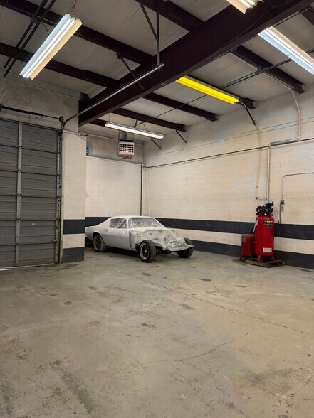 More Photos Of 222 Elm St, North Haven Warehouse For Lease