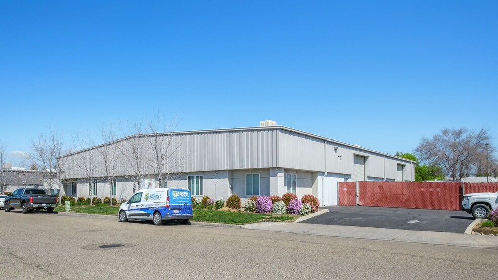 More Photos Of 2960 N Miami Ave, Fresno Warehouse For Lease