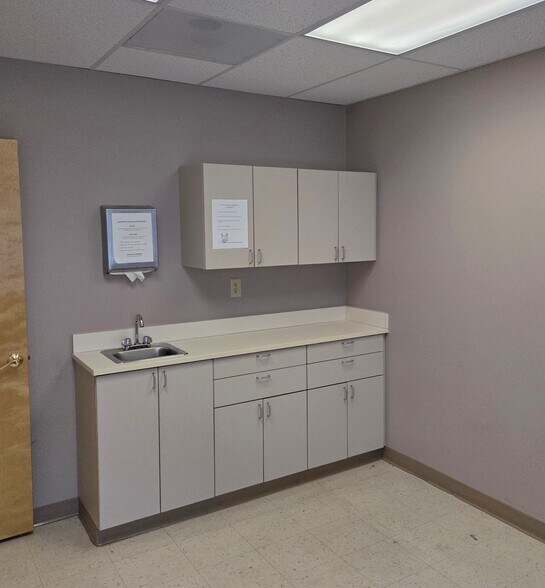 More Photos Of 24 Stelton Rd, Piscataway Medical For Lease