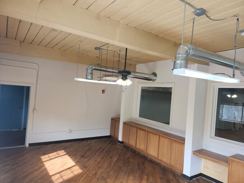 More Photos Of 1548 Burden Lake Rd, Averill Park Warehouse For Lease