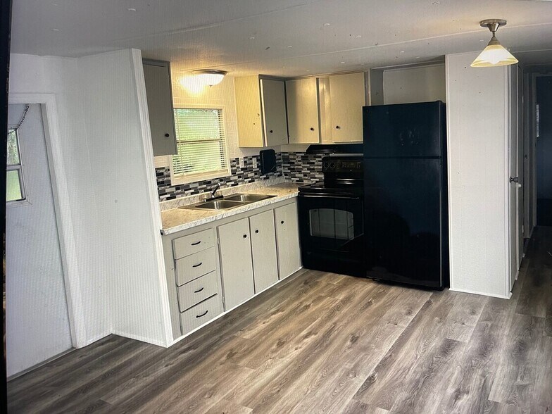 More Photos Of 12409 Choctaw Trl, Hudson Manufactured Housing Mobile Home Park For Sale