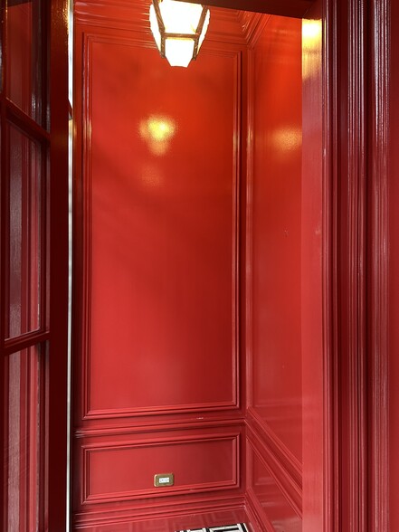 More Photos Of 906 N State St, Chicago General Retail For Lease