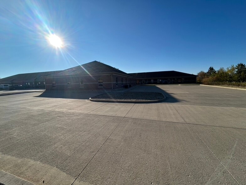 More Photos Of 1607 Tullamore Ave, Bloomington Office For Lease