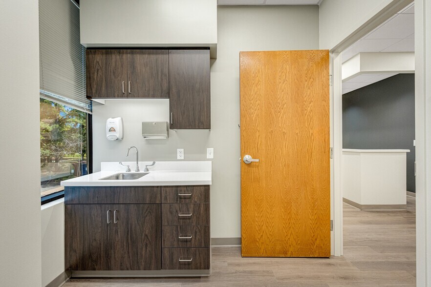 More Photos Of 401 Southcrest Cir, Southaven Medical For Lease