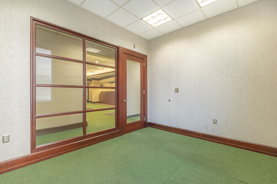 More Photos Of 129 N Main St, Anderson Office For Lease