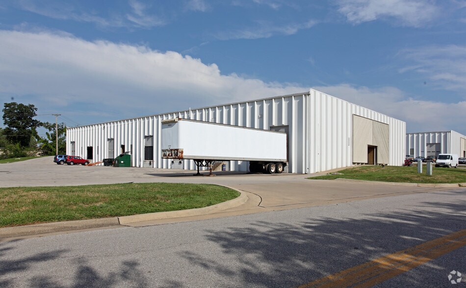 More Photos Of 3040-3054 S 44th St, Kansas City Warehouse For Lease
