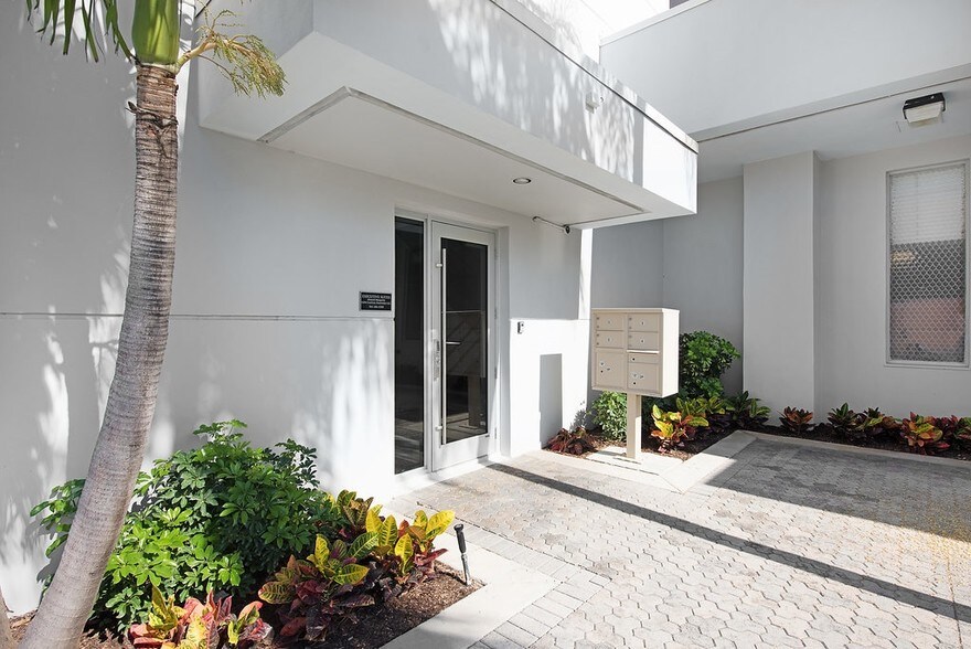More Photos Of 2701 W Okeechobee Blvd, West Palm Beach Office For Sale