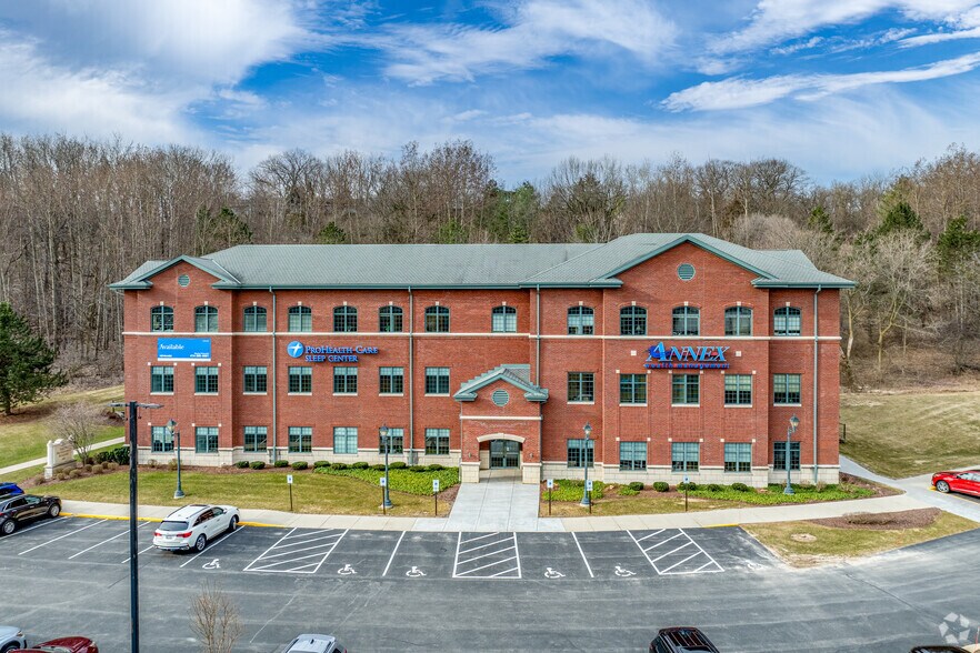 More Photos Of 2301 Sun Valley Dr, Delafield Office For Lease