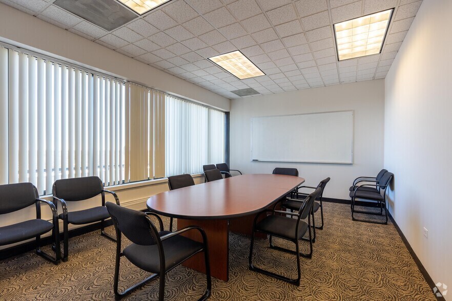 More Photos Of 121 S Wilke Rd, Arlington Heights Medical For Lease