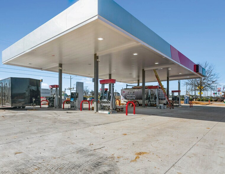 More Photos Of 1145 E Atlantic St, South Hill Service Station For Sale