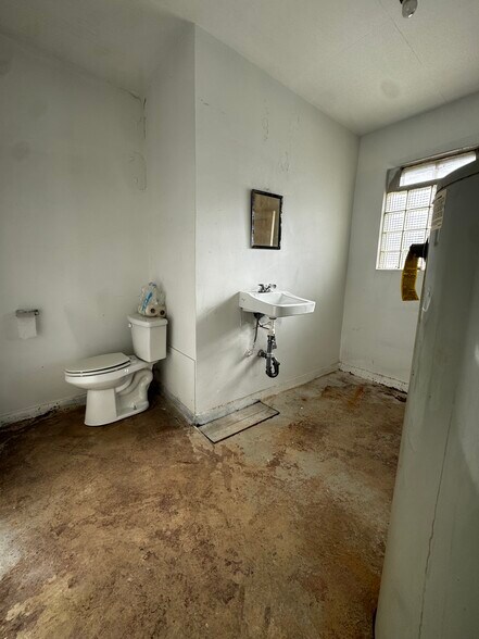 More Photos Of 620 Elk St, Alexander Warehouse For Sale