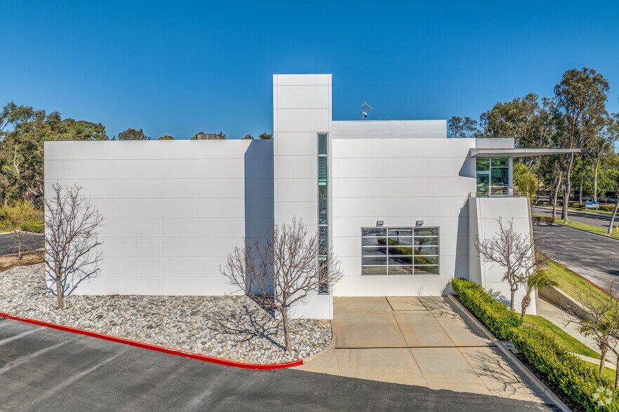 More Photos Of 2201 Corporate Center Dr, Newbury Park Research And Development For Sale