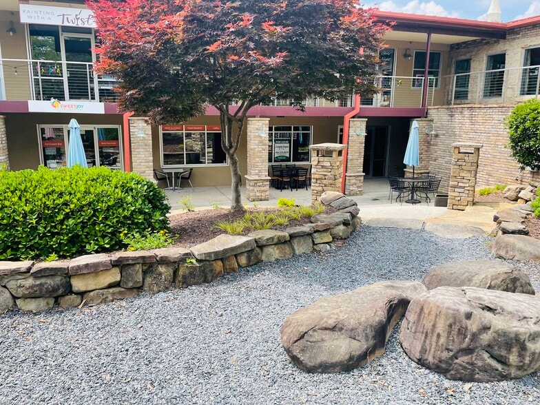 More Photos Of 178 E Crogan St, Lawrenceville General Retail For Lease