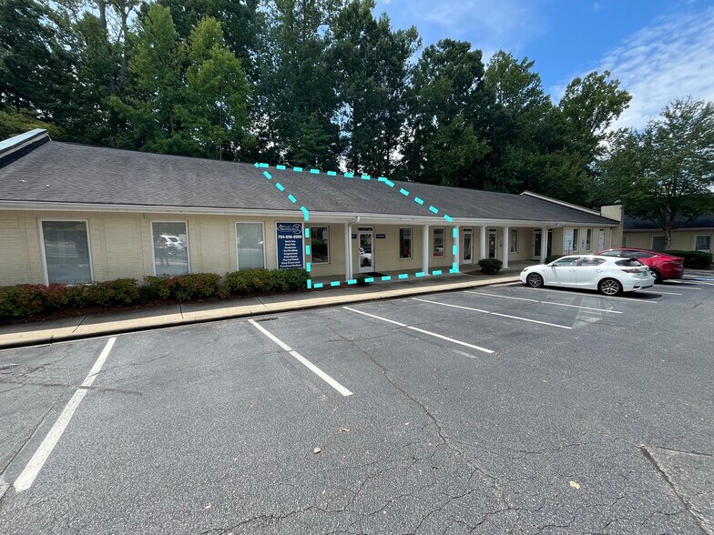 More Photos Of 9710-9718 Sam Furr Rd, Huntersville Medical For Lease