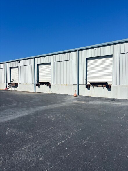 More Photos Of 110 Commercial Rd, Spartanburg Distribution For Lease