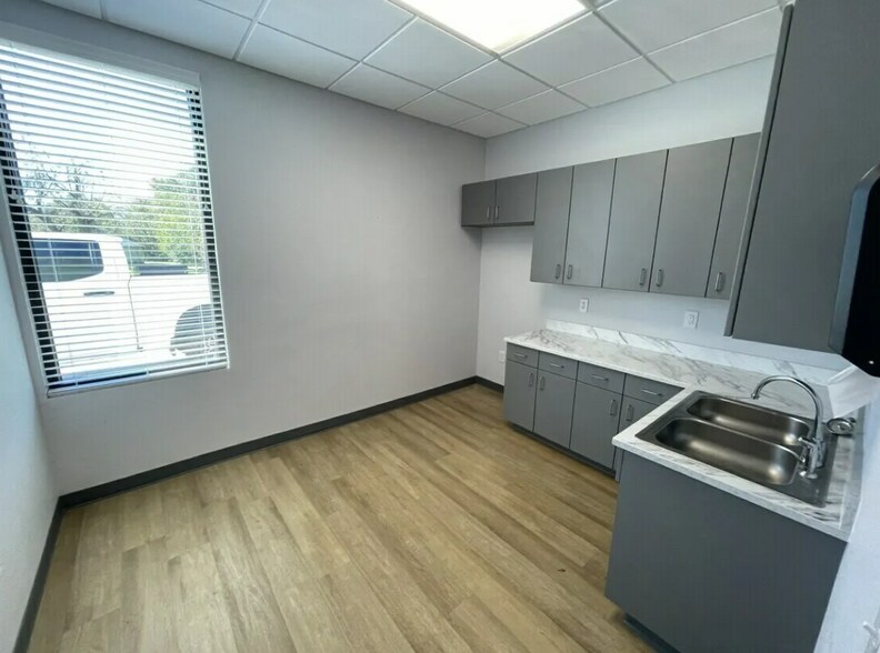 More Photos Of 2826 S Henderson Blvd, Kilgore Freestanding For Sale