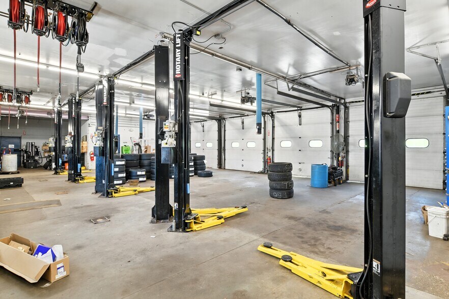 More Photos Of 48 Damon Rd, Northampton Auto Dealership For Lease