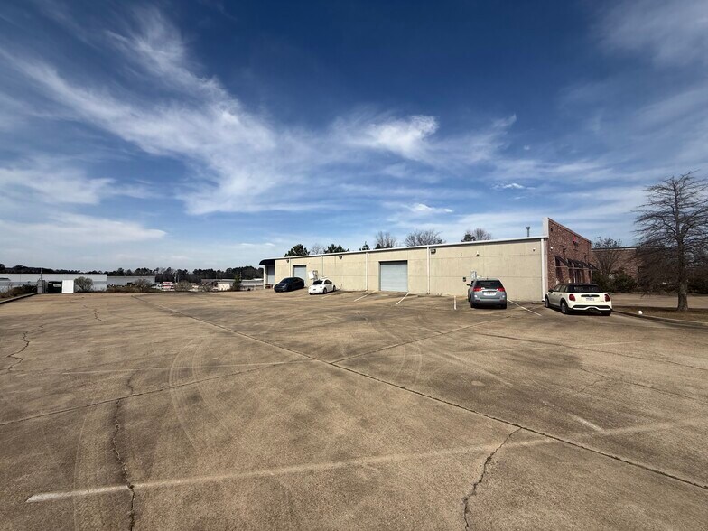 More Photos Of 115 Metroplex Blvd, Pearl Light Distribution For Lease